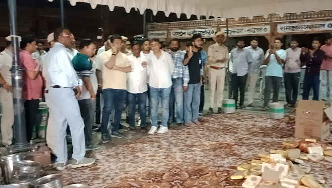 स्वच्छता की जंग में जुटे 2500 से अधिक कर्मचारी, कलेक्टर और निगम आयुक्त ने स्कूटी पर किया रातभर निरीक्षण