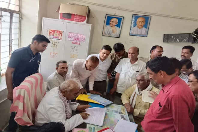 शिक्षा मंत्री मदन दिलावर का बूंदी में अलसुबह औचक निरीक्षण, ग्रामीण सफाई व्यवस्था पर जताई नाराजगी