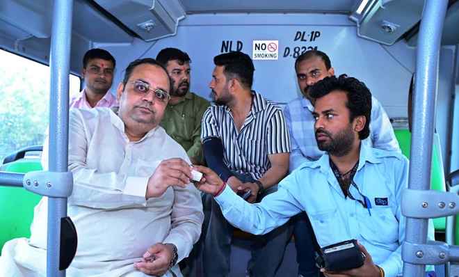 बस-मेट्रो में मंत्रियों ने किया सफर, जनता से भी सार्वजनिक परिवहन अपनाने की अपील