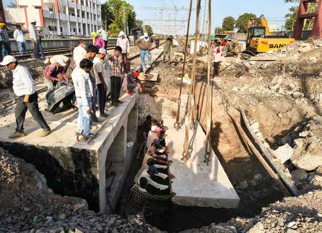 राजकोट मंडल : अलीयावाडा स्टेशन पर मात्र 7 घंटे के ब्लॉक में आधुनिक आरसीसी ट्विन बॉक्स ब्रिज निर्माण कार्य पूर्ण