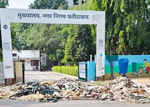 फरीदाबाद में नगर निगम के बाहर हड़ताली कर्मचारियों ने फेंका कूड़ा