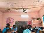 राघोपुर के स्कूल में जर्जर छत के नीचे पढ़ने को मजबूर बच्चे