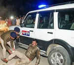 बालू माफियाओं ने ट्रैक्टर से कुचलकर पुलिस अधिकारी को किया जख्मी ,6 माफिया गिरफ्तार
