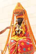 श्री काशी विश्वनाथ धाम में लोकमाता अहिल्याबाई होल्कर की जयंती मनी,विशाल प्रतिमा की आरती उतारी