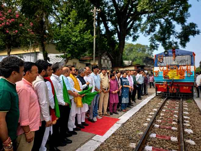 सांसद अनुराग ठाकुर ने कांगड़ा नैरो गेज ट्रेन सेवा को दिखाई हरी झंडी