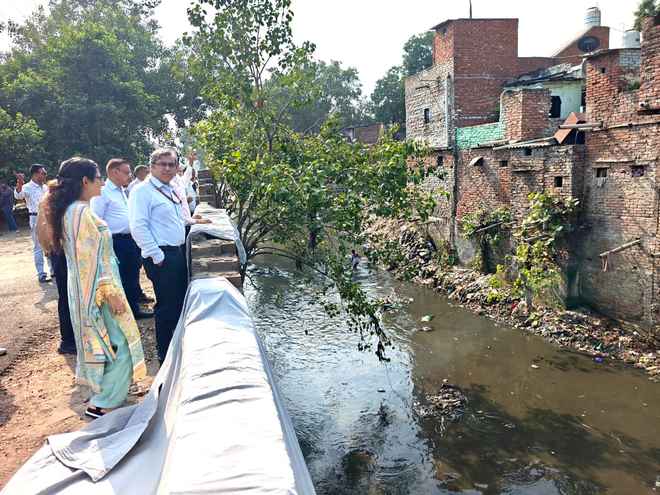 निगमायुक्त ने जलभराव संभावित स्थलों का निरीक्षण किया