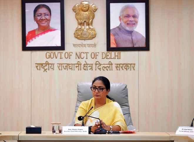 ओ-जोन में बसी कॉलोनियों को लेकर निकालेंगे बीच का रास्ता: रेखा गुप्ता