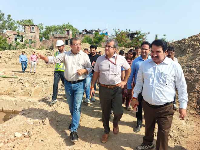 अधिकारियों को दिल्ली को साफ और स्वच्छ बनाने का दिया निर्देश