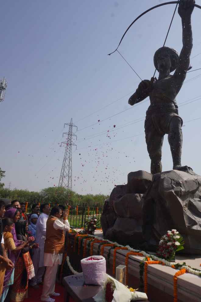 भाजपा दिल्ली प्रदेश अध्यक्ष हर्ष मल्होत्रा भगवान बिरसा मुंडा को श्रद्धांजलि अर्पित की