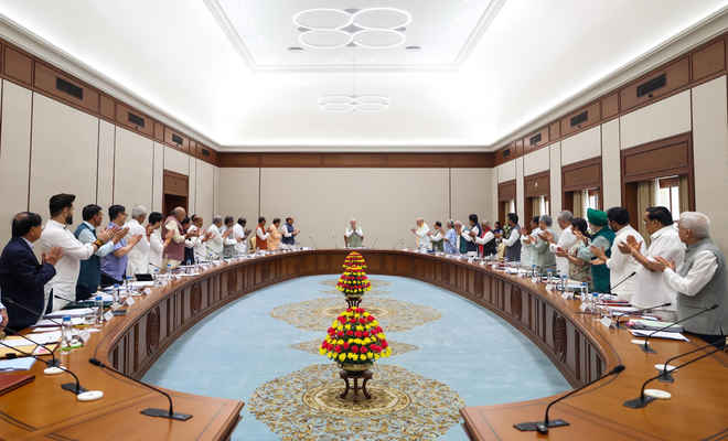 केंद्रीय मंत्रिमंडल ने पीएम मोदी को दी बधाई, लगातार सबसे लंबे समय तक निर्वाचित प्रधानमंत्री बनने पर पारित किया प्रस्ताव केंद्रीय मंत्रिमंडल ने पीएम मोदी को दी बधाई, लगातार सबसे लंबे समय तक निर्वाचित