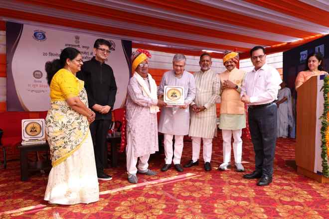 केन्द्रीय रेल मंत्री ने एफएम ट्रांसमीटर का शुभारंभ किया