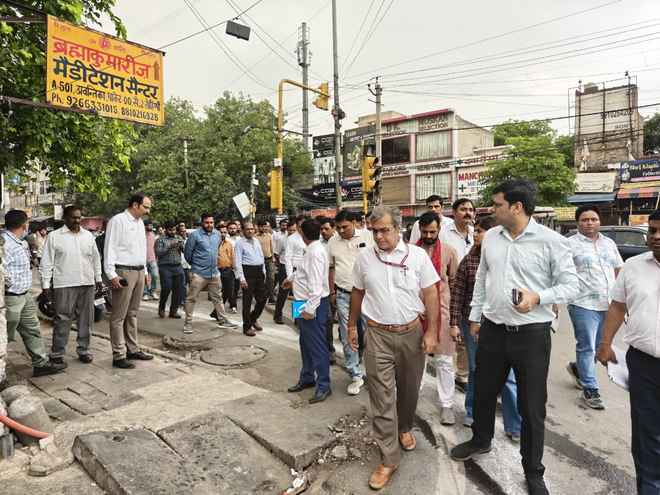 निगमायुक्त संजीव खिरवार ने रोहिणी क्षेत्र का निरीक्षण किया