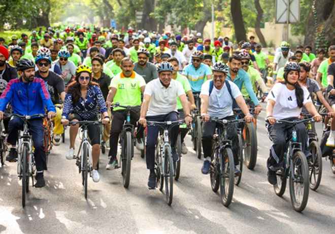 अंतरराष्ट्रीय योग दिवस से पहले मुंबई के वर्ली समुद्र तट पर 'फिट इंडिया साइक्लोथॉन' का आयोजन