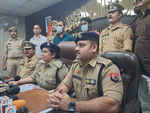 नोएडा पुलिस ने गांजा बेचने वाले दो तस्कराें किया गिरफ्तार, 37 किलो 700 ग्राम गांजा बरामद