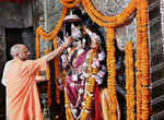 मुख्यमंत्री योगी ने देवीपाटन मंदिर में दर्शन पूजन कर देश व प्रदेश के सुख समृद्धि की कामना की