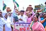 दिल्ली में पानी की किल्लत को लेकर कांग्रेस ने किया ‘मटका फोड़’ प्रदर्शन