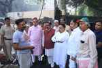 दिल्ली भाजपा अध्यक्ष ने अग्निकांड पीडि़त परिवारों से की मुलाकात