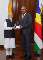 सेशेल्स ने पीएम मोदी को ‘गार्डियन ऑफ द ब्लू होराइजन’ उपाधि से सम्मानित किया
