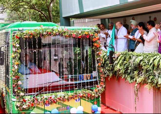 दिल्ली को मिलीं 300 नई इलेक्ट्रिक बसें