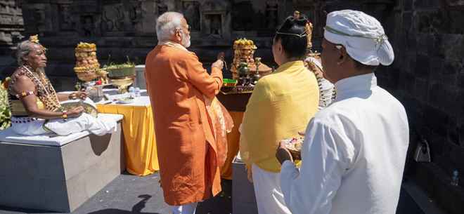 प्रधानमंत्री नरेंद्र मोदी ने प्रम्बानन मंदिर में की आरती