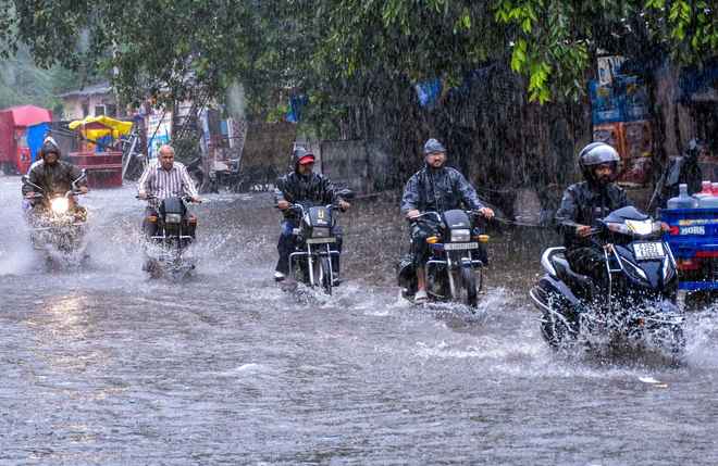 गुजरात के सूरत में जलभराव से कपड़ा उद्योग प्रभावित, व्यापारियों को करोड़ों का नुकसान