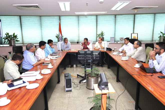 गाजीपुर डंप साइट पर लिगेसी वेस्ट के निस्तारण को लेकर समीक्षा बैठक आयोजित