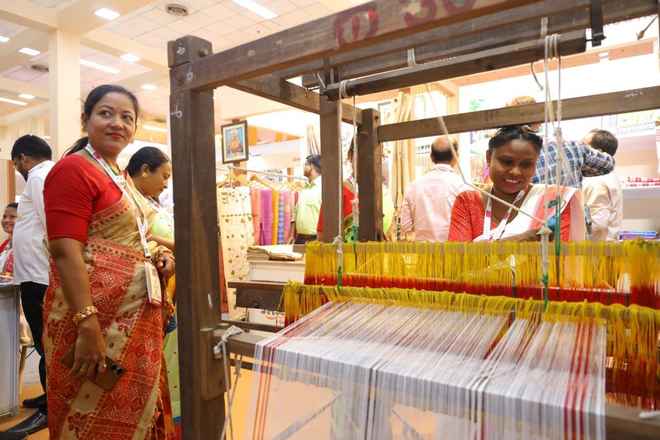 हस्तकरघा और हस्तशिल्प बनी प्रदर्शनी का आकर्षण केन्द्र