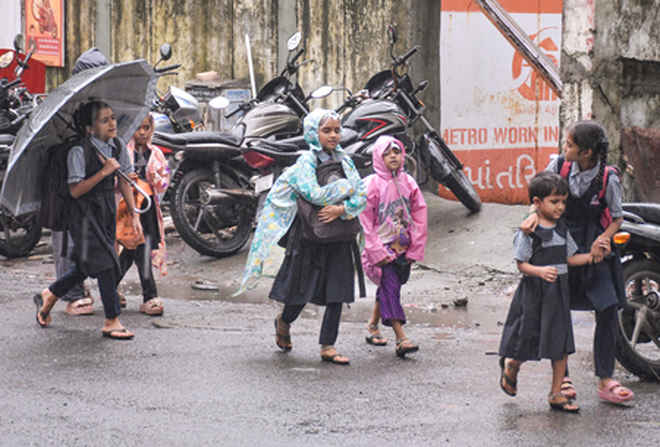 गुजरात के कई जिलों में बारिश का रेड अलर्ट, मौसम विभाग ने मछुआरों को समुद्र में न जाने की सलाह दी