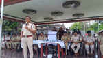धनबाद पुलिस ने आपराधिक रिकॉर्ड वाले 700 लोगों की एक साथ कराई परेड, अपराध छोड़ने की दिलाई शपथ
