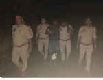 हत्यारोपित पुलिस मुठभेड़ में गोली लगने से घायल,गिरफ्तार