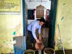 फरीदाबाद में पढ़ाई छोड़ बाल्टी से पानी निकालने को मजबूर शिक्षक