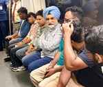 वीकेंड पर एलजी ने मेट्रो में किया सफर