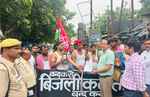 देवरिया में बिजली कटौती के विरोध में सपा का प्रदर्शन, 48 घंटे में आपूर्ति बहाल नहीं हुई तो करेंगे भूख हड़ताल