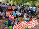 बेसिक शिक्षा निदेशालय के बाहर धरने पर बैठे 69 हजार शिक्षक भर्ती के अभ्यर्थी