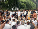 छात्रों पर लाठीचार्ज का विरोध, राहुल गांधी के नेतृत्व में कई सांसदों ने प्रधानमंत्री आवास तक निकाला मार्च