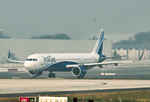 मुंबई से दुबई जा रही इंडिगो फ्लाइट की राजकोट में इमरजेंसी लैंडिंग, कार्गो होल्ड में धुआं मिलने से मची हलचल