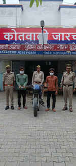 ग्रेटर नोएडा: पुलिस ने दो वाहन चोरों को किया गिरफ्तार, चोरी की बाइक और चाकू बरामद