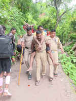 नीलकंठ यात्रा मार्ग पर पुलिस बनी श्रद्धालु की सहारा, पांच किलोमीटर पैदल ले जाकर बचाई जान