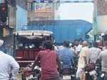 भोलानाथ पुल निर्माण ने बढ़ाई आफत, भीखनपुर 12 गुमटी फाटक पर घंटों लगता है जाम