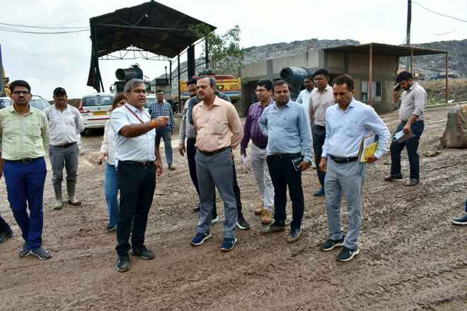 निगमायुक्त ने ओखला लैंडफिल साइट का निरीक्षण किया