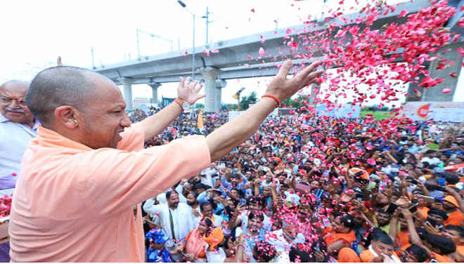 मेरठ में सीएम योगी ने कांवड़ियों पर बरसाए पुष्प, बोले-यात्रियों की सुरक्षा और सम्मान सरकार की प्राथमिकता