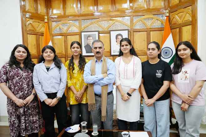 मुख्यमंत्री से मिले हिमाचल विश्वविद्यालय के शोधार्थी, शिक्षा पर हुई चर्चा