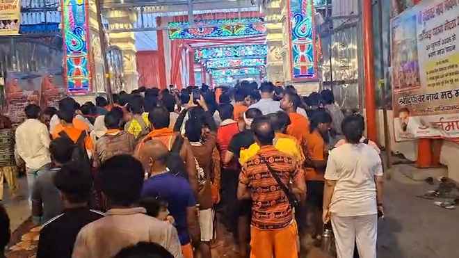 वाराणसी : सावन शिवरात्रि पर बाबा काशी विश्वनाथ के दरबार में भक्तों सैलाब, 'हर-हर महादेव' से गूंजा धाम