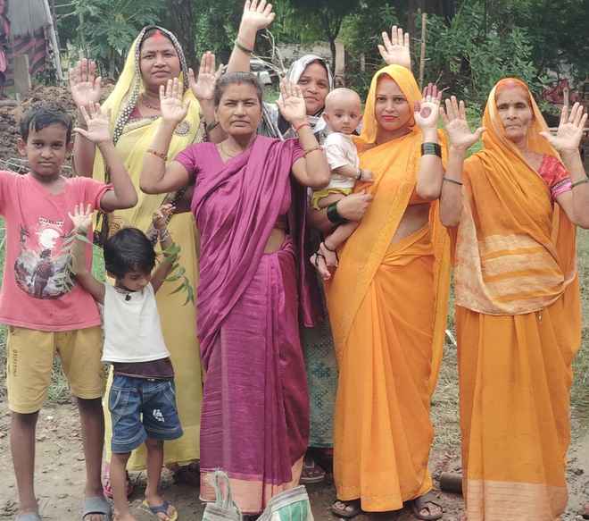 गोद में बच्चे, सामने जलभराव... पानी में डूबे रास्ते पर महिलाओं का फूटा गुस्सा, किया प्रदर्शन