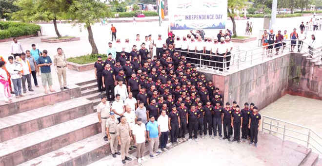 नमामि गंगे घाट पर पुलिस एवं सिख रेजिमेंट आर्टिलरी का संयुक्त स्वच्छता अभियान