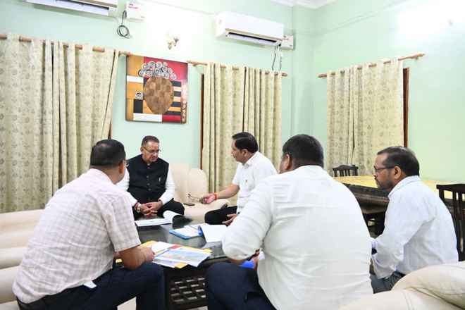 कृषि मंत्री गणेश जोशी ने मंडी बोर्ड की योजनाओं की समीक्षा की