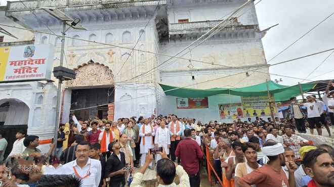 लोधेश्वर महादेवा में शिवभक्तों पर हेलीकॉप्टर से हुई पुष्पवर्षा