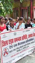 एचआईवी जागरूकता के लिए देवरिया में 'रेड रन मैराथन' आयोजित