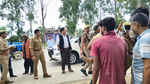 सोनभद्र : जिलाधिकारी ने एसपी के साथ सड़क दुघर्टना में घायल व्यक्ति को अस्पताल भिजवाया