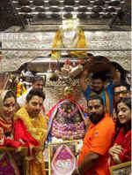 दिल्ली के कालकाजी मंदिर में आशीर्वाद लेने पहुंचे हिमांश कोहली और सोनल्ली सेगल